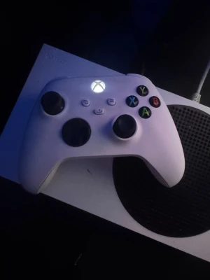 Xbox Series S - Säljer en Xbox Series S i fint skick med tillhörande originalkontroll. Konsolen är kompakt och perfekt för digitalt spelande. Några mindre ytliga märken syns, men fungerar utmärkt. Perfekt för dig som vill ha en modern spelkonsol med snabb prestanda och smidig design.