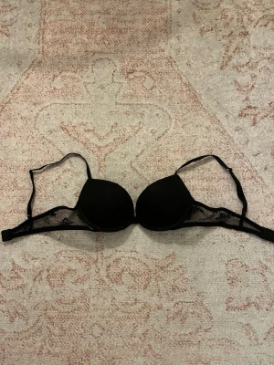 Push-up BH - Sjukt snygg svart Push-up BH från H&M med spets detaljer. Aldrig använd, passar 75A-75B