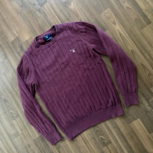 Vinröd Gant Ribbadtröja - Tja! Säljer en tvär najs ribbad tröja från Gant. Mycket bra skick. S sitter som XS. Lagerutrensning därav det låga priset. 