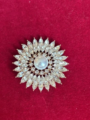 Jätte fin brosch 🤍 - ett smycke, troligen en brosch med pärla och glittrande stenar, 🌼