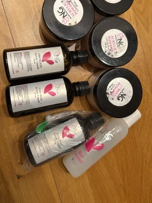 NG akrylpulver och akrylvätska kit - Säljer ett komplett kit med NG akrylpulver i olika nyanser (cover pink, clear, white) och flera flaskor akrylvätska (Odorless och Extra Bond). Ingår även en flaska Nail Cleaner. Har även primer och dehydrator och akryl pensel i separat annons 