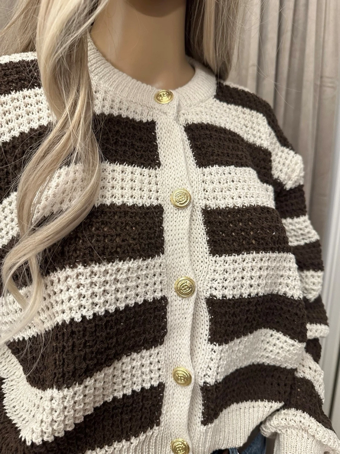 Randig stickad kofta med guldknappar - 1