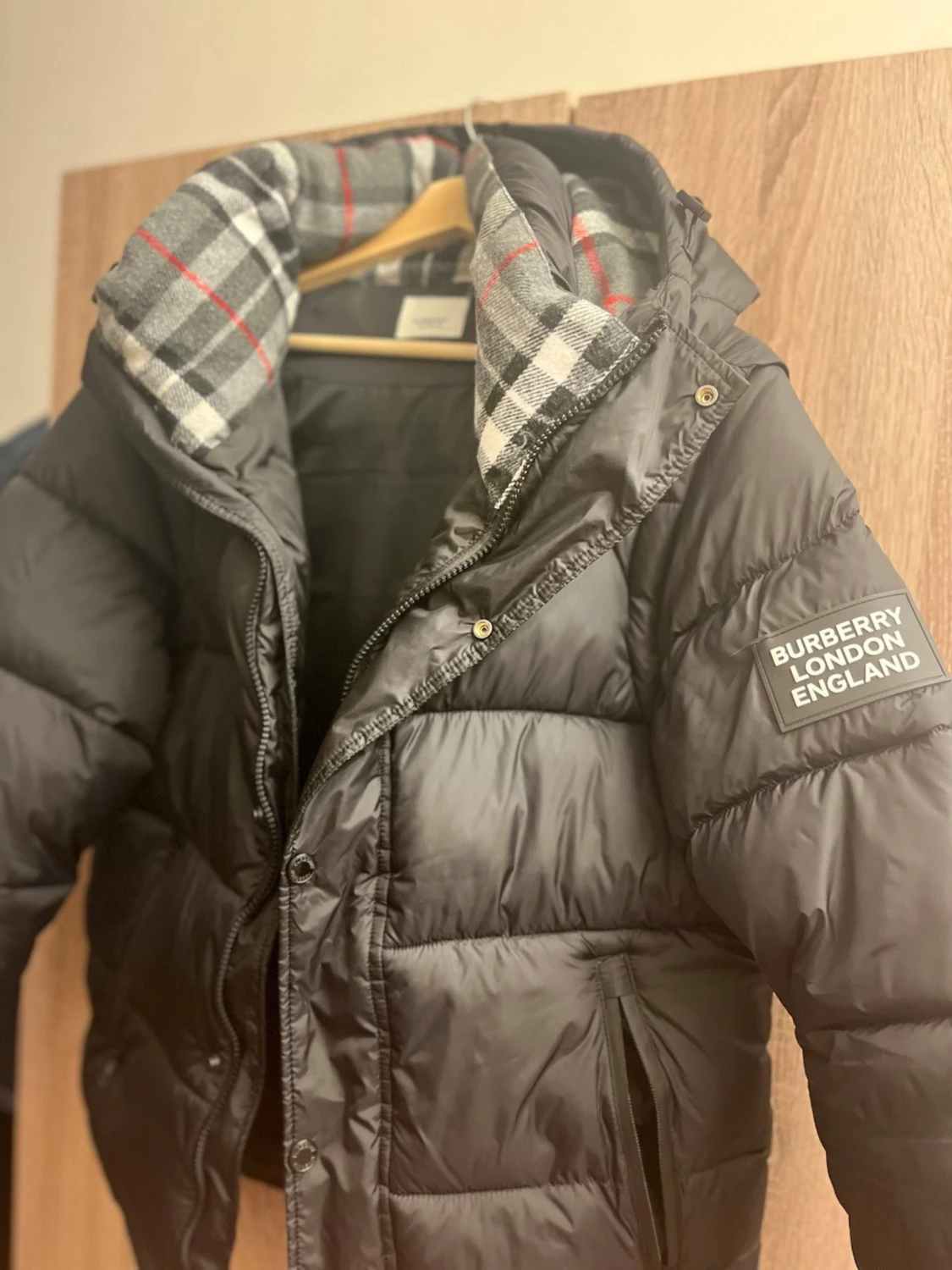 Svart Burberry pufferjacka med rutig krage