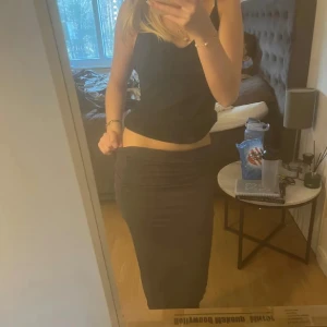 Svart långljol från Bik Bok (FRI FRAKT TILL 5/1)‼️ - Säljer en svart långkjol från Bik Bok. Kjolen har en rak och tight passform som sitter snyggt längs kroppen. Perfekt att styla med både enkla toppar och stickade tröjor. Kjolen är i ett mjukt och stretchigt material. | pris kan diskuteras |💕