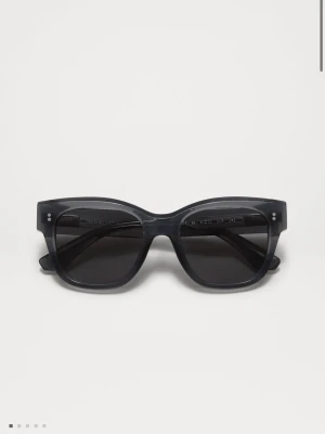 Chimi glasögon - Chimi solglasögon i färgen dark grey och i modellen 07. Har inte använts nåt och är helt nya. 