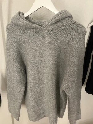Grå stickad hoodie  - Säljer en supermjuk och bekväm grå hoodie från Bikbok i storlek S. Denna hoodie är ett måste i garderoben för alla som älskar en avslappnad och stilren look. Perfekt att slänga på sig både hemma och när du är på språng! Säljs då den knappast har kommit till användning köp för 500kr på BikBok hemsida! Har kommit till användning ca 2 gånger. Djur och rökfritt hem! Skriv gärna om du har några frågor eller funderingar, pris kan diskuteras! 🫶🏻
