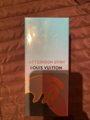 Louis Vuitton Afternoon Swim parfym - Afternoon Swim från Louis Vuitton är en Eau de Parfum tillverkad i Frankrike. Ingredienser: alkohol, aqua (vatten), parfum (fragrance), limonene, linalool, hydroxycitronellal, geraniol, citronellol, farnesol, och tocopherol. Perfekt för dig som gillar exklusiva dofter.