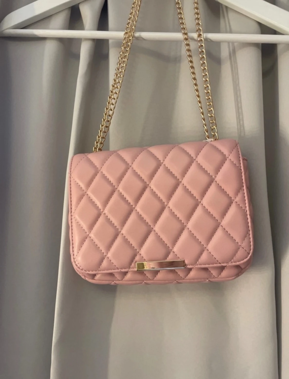 Rosa quiltad axelväska med kedja