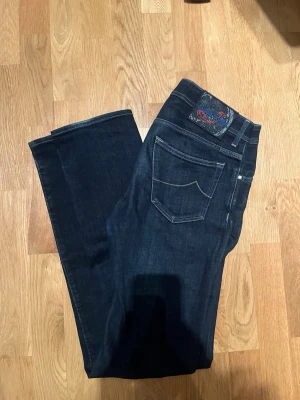 Jacob Cohen jeans - Säljer ett par snygga Jacob Cohen jeans i mörkblå tvätt, modell Style 668. 