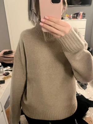 Beige polotröja  - Säljer en beige polotröja i storlek 36. Helt ny, aldrig använd💕