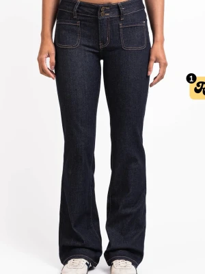 Madlady jeans - Snygga mörkblå jeans med bootcut-snitt och framfickor. Jeansen har kontrastsömmar och klassisk midja. Storlek EU32/XTRA SHORT