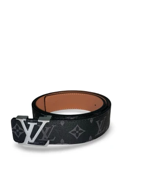 Svart bälte med silverspänne - Helt nytt, oanvänt, 110cm, Håltagare medföljer, bara att höra av sig vid minsta lilla fundering 😄 