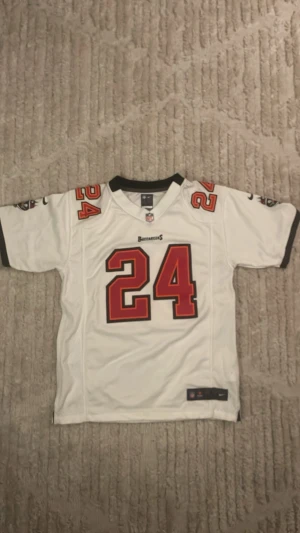 NFL BUCCANEERS TRÖJA  - NFL Buccaneers tröja. Storlek L. Aldrig använt.