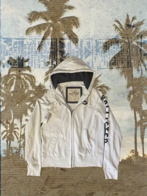 Vintage hollister zipper - Skön vintage zipper från hollister. Skick 8/10. Längd 65, bredd 50.