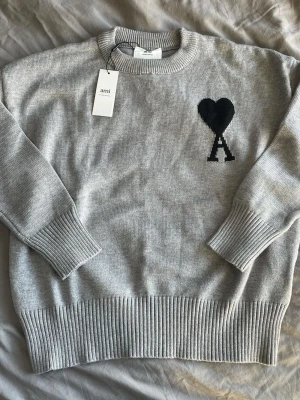  Tröja - Ami Paris - Säljer en helt ny AMI Paris-tröja i storlek S (mer som M) Aldrig använd, i nyskick. Snygg och tidlös modell – perfekt till vardags eller finare outfit.  Skickas snabbt 📦 Hör av dig vid frågor!