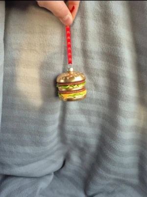 Macdonalds julkula  - En guldig big mac jul kula från macdonalds.  Super bra skick 10/10