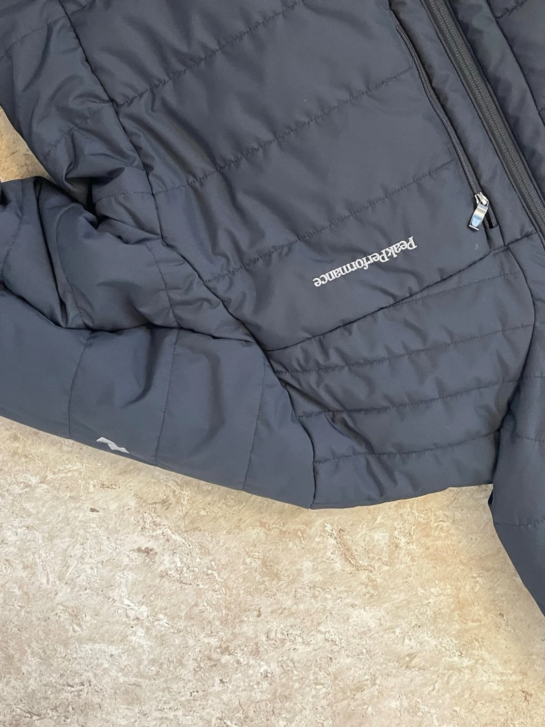 Svart pufferjacka från Peak Performance - 1