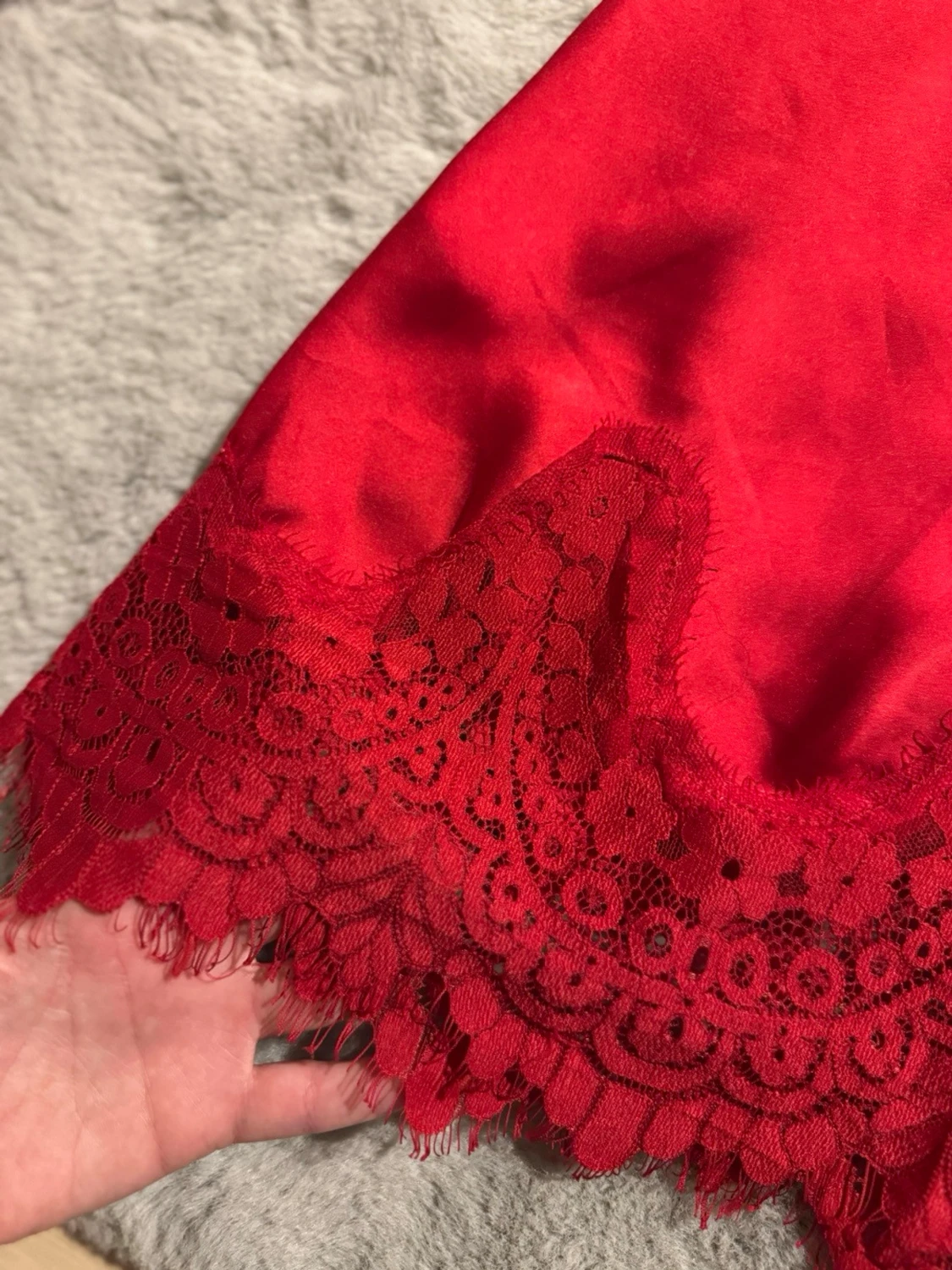 Rött set i satin med spetsdetaljer från Hunkemöller  - 4