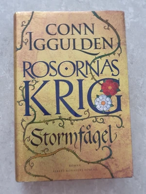Bok - Upptäck första delen i Conn Igguldens episka serie om Rosornas krig! Stormfågel tar dig till 1400-talets England där maktkamp, intriger och blodiga strider mellan rivaliserande släkter formar historien. Perfekt för dig som älskar spännande berättelser och historiska äventyr.