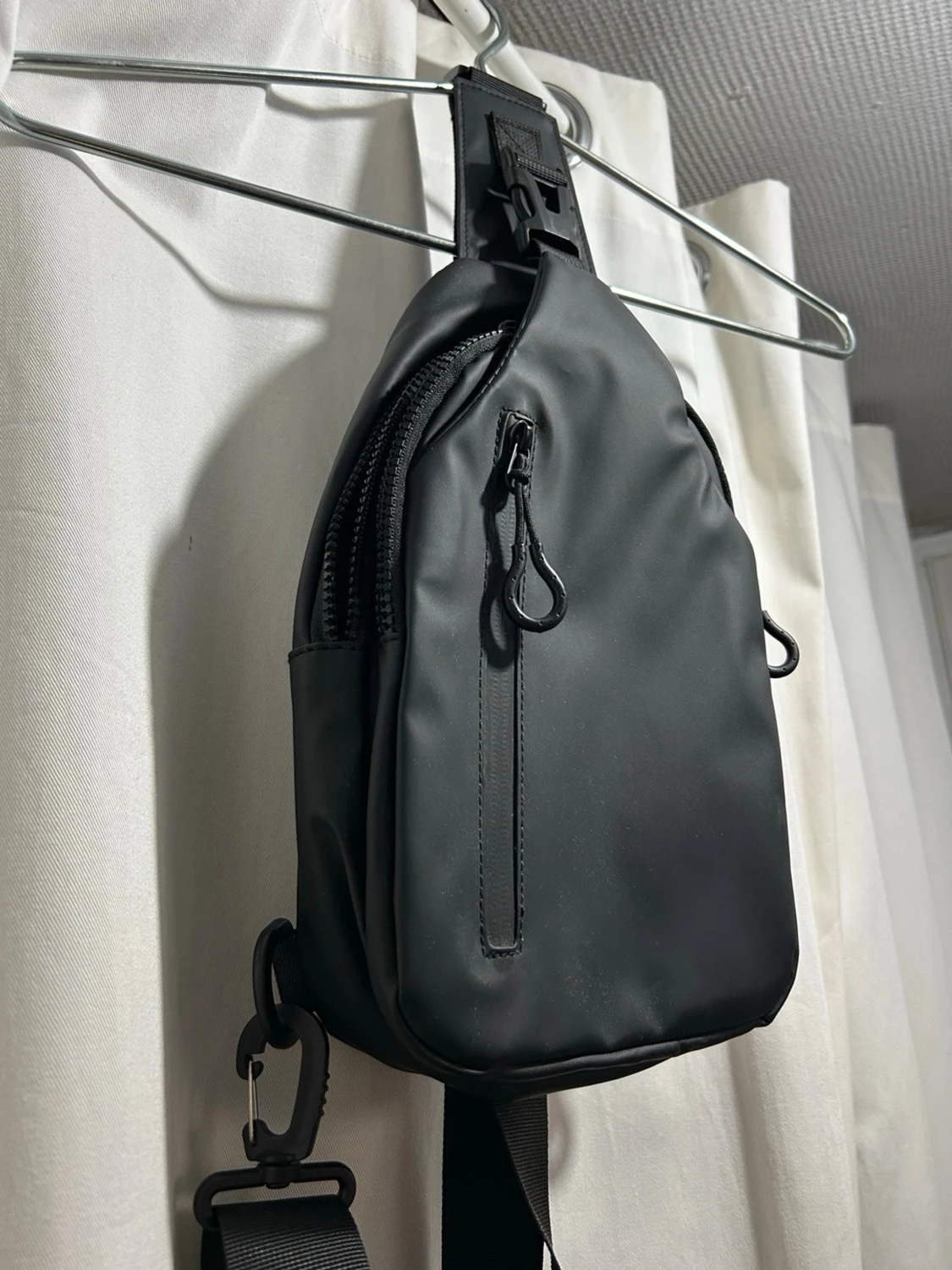 Svart crossbody axelväska i syntet - 2