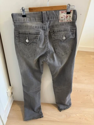 True Religion Ricky grå jeans, stl 29 - Storlek 29 men passar 30x32 mer.
