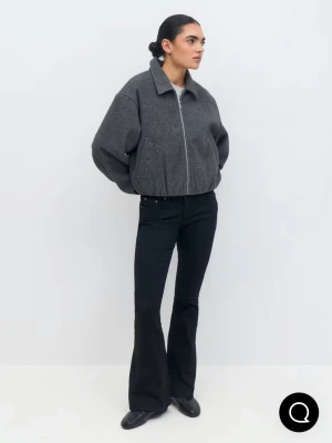 Svarta bootcut jeans gina - Säljer ett par svarta bootcut jeansbyxor med klassisk femficksdesign. Byxorna har en snygg utsvängd passform nertill och sitter tajt över låren. Perfekta för dig som gillar en stilren och tidlös look. har använt 2 gånger köpte för 500 säljer för 350