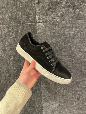 Lanvin skor  - December REA! Hej, säljer nu dessa svin snygga lanvin skor. Skorna är i grymt skick! Begränsat antal boxar och dustbag. Hör av dig vid frågor. 