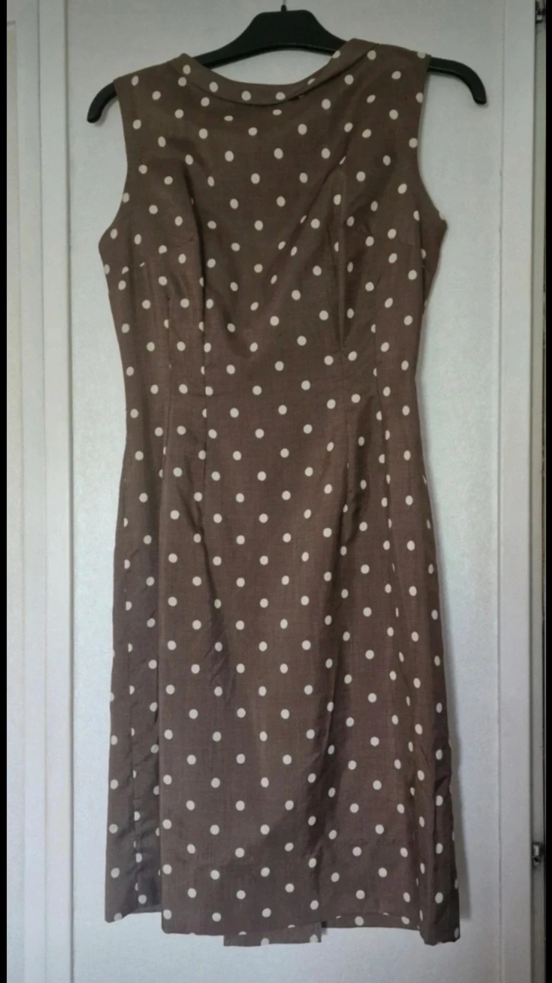 Brun prickig ärmlös klänning