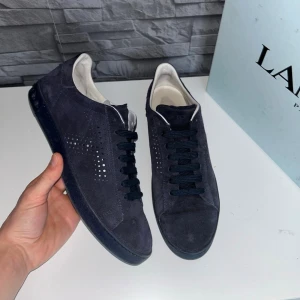 Tod’s Sneakers -  Bra skick! Nypris ca 4000kr. Storlek 41,5. Dammodell men funkar lika bra på herrsidan! Inget og medföljer tyvärr. Skriv för mer information🤝
