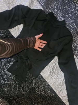 Långärmad blus med öppen rygg - Som ny då jag aldrig hann använda den innan den blev för liten