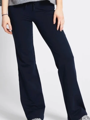 Mörkblå mjukisbyxor  - Säljer ett par mörkblå mjukisbyxor med bootcut-snitt och snörning i midjan. Byxorna har en loose passform och är tillverkade i mjukt bomullsmaterial som är skönt att ha på sig. Perfekta för chill dagar eller när du vill vara extra bekväm.