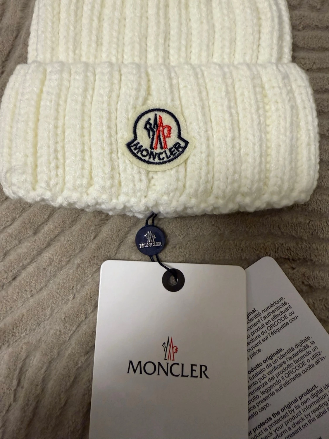 Vit stickad Moncler mössa med pälsboll - 1