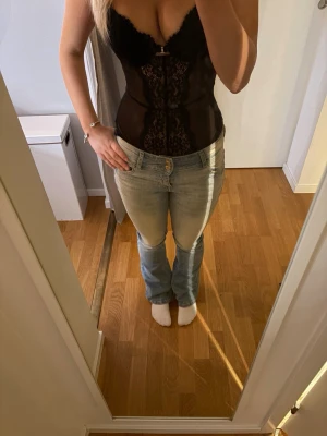 Bershka jeans - Jätte fina jeans från bershka, lågmidjade och flare. Knappt använda. Storlek 36 EUR. 