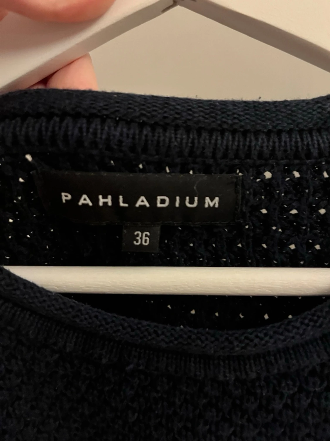 Mörkblå stickad tröja - 1