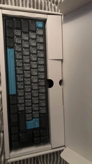 Ducky x Varmilo Miya Pro moonlight - Mekaniskt tangentbord Miya Pro från Ducky x Varmilo, levereras i originalförpackning. Tangentbordet har en kompakt layout och snygga grå och blå tangenter. Bruna switchar