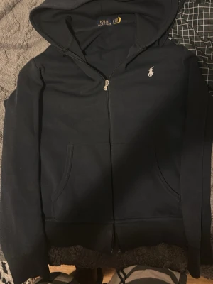 Ralph lauren kofta mörkblå  - Säljer en mörkblå Ralph lauren kofta använd inte så mycket men funkar än idag perfekt för att hålla varm och sitter perfekt borde jag säga