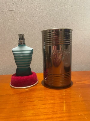 Jean Paul Gaultier Le Male parfym - Jean Paul Gaultier le male parfym som är nästan oanvänd 70ml kvar av 75ml.