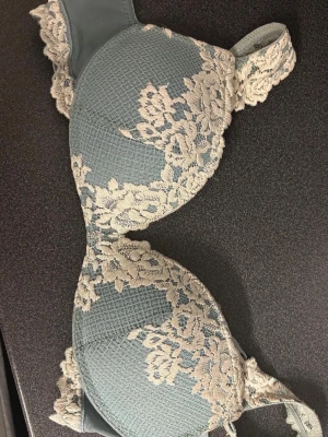 Intimissimi bh  - Snygg blå bh med ljus spets och blommigt mönster. Nästan aldrig använd 