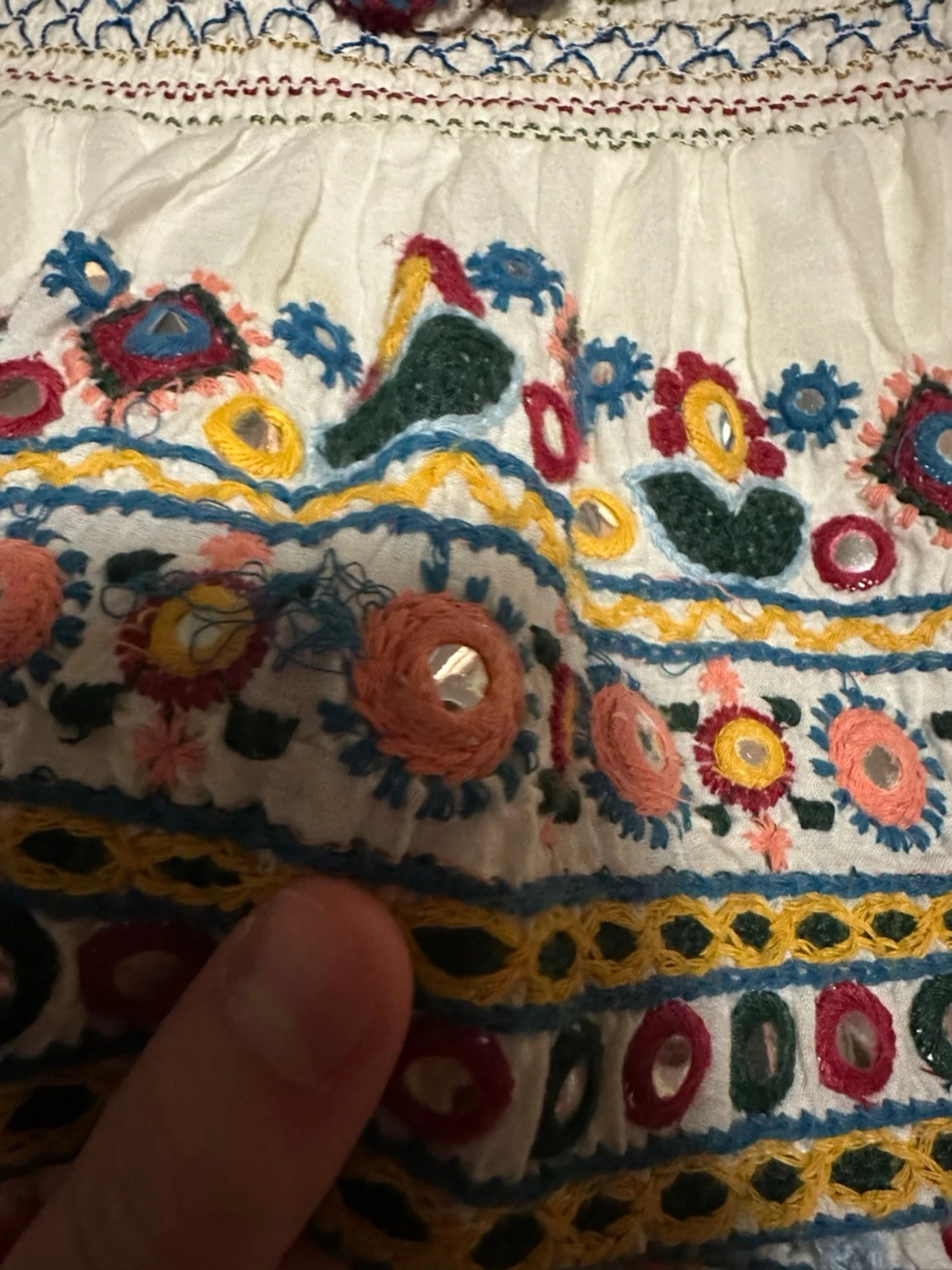 Broderad vit kortkjol med tofsar - 5