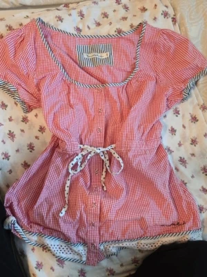 Bondelid babydoll topp - Jättegullig babydolltopp med märken bondelid. Storlek S, men passar M också och den har justerbart midja! Priset kan diskuteras, skriv till mig! 