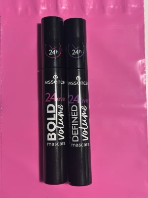 Essence 24ever mascara duo - Två svarta mascaror från Essence: 24ever Bold Volume och 24ever Defined Volume. Båda har svart hylsa med vit och rosa/lila text och lovar volym och definition i upp till 24 timmar. Perfekt för dig som vill ha fylliga och definierade fransar.