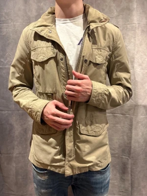 Snoot field jacka - Hej, säljer min unika Snoot field jacka i skick 8/10. Size M och modellen är 183cm - Retail pris: 3000SEK, mitt pris: 1390kr. Hör av dig vid eventuell frågor! Allt gott 🙌