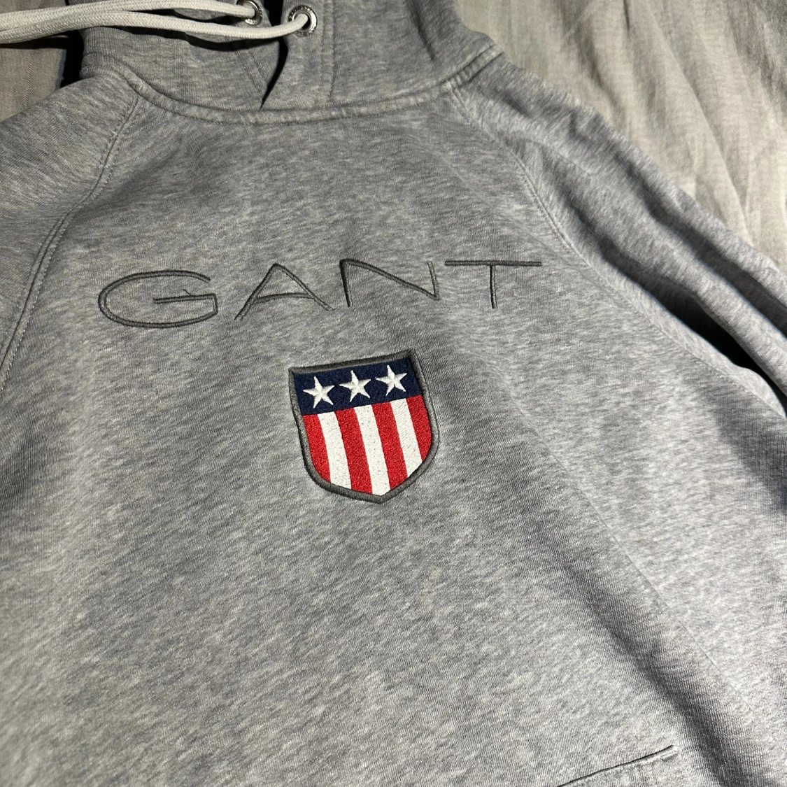 Grå hoodie från GANT med brodyr - 1