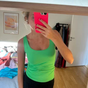 Grön linnetopp från Zara - Snygg grön linnetopp från Zara i stretchigt material. I storlek S