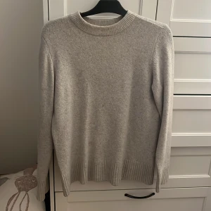 Ljusgrå stickad tröja med rund hals från New Yorker - ljusgrå finstickad tröja från new yorker