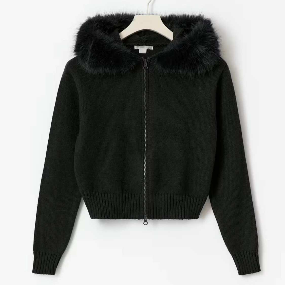 Svart stickad hoodie med fuskpäls - 3