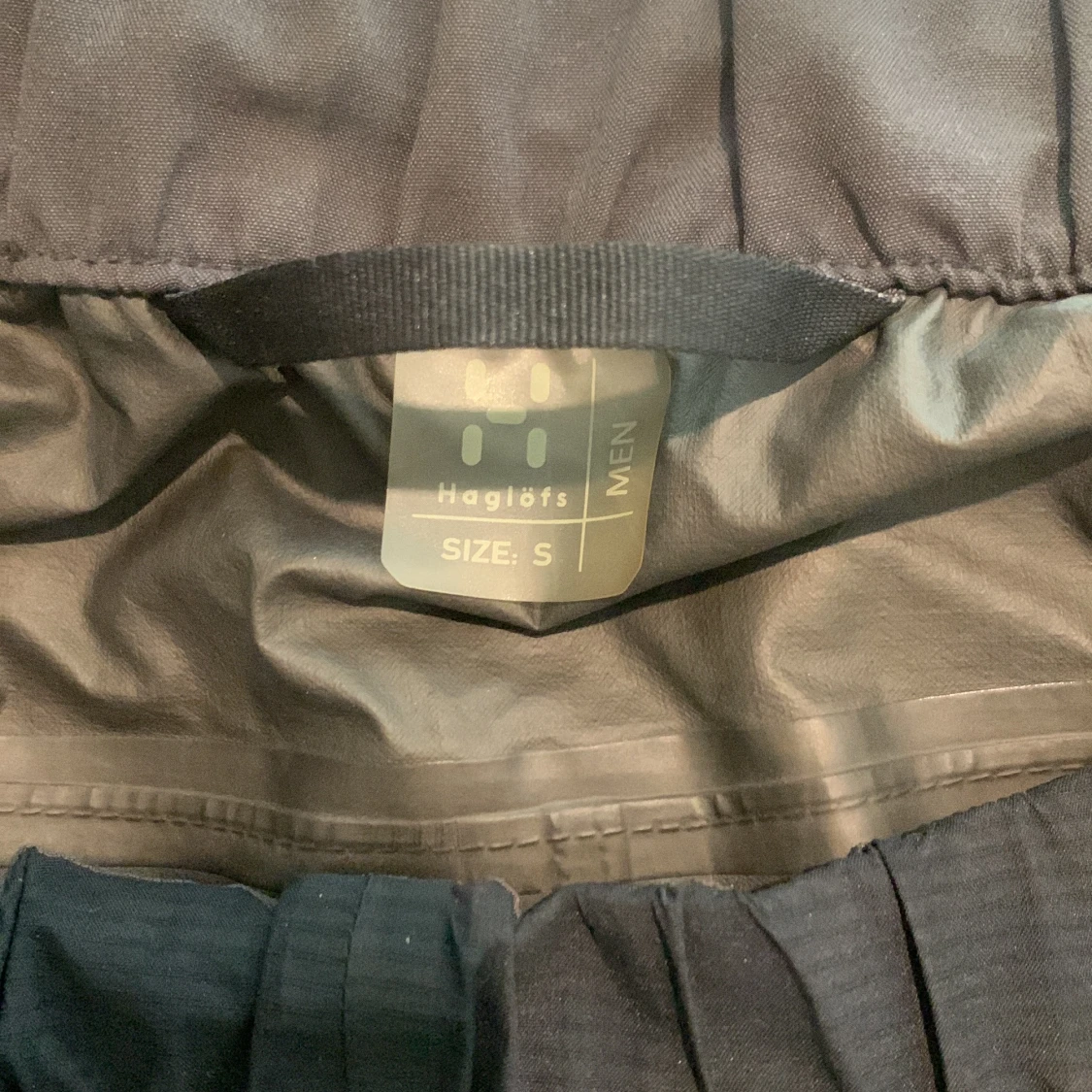 Svarta täckbyxor från Haglöfs herr S - 1