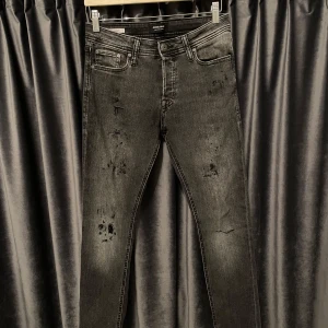 Jack&jones jeans  - Jack&jones jeans - gråsvart - skick 9/10, otroligt fint skick! - stl 29/32 - modell: slim Glenn - skriv om ni vill ha mått 📏- slitningarna har jag faktiskt gjort själv och tycker personligen det ser riktigt fett ut!- hör av er vid frågor eller fler bilder🙌