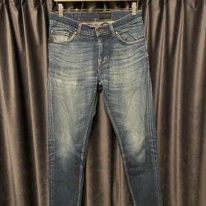 Tiger of Sweden jeans  - Tiger of Sweden - skick 9/10, mycket bra skick! - storlek 29/32 - modell: Evolve (slim fit) - skriv om ni vill ha mått 📏- sjukt fet tvätt och även en snygg slitning! - pris kan diskuteras - hör av er vid frågor🙌
