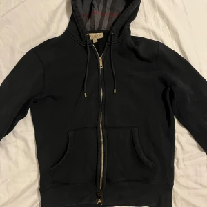 Burberry zip - Tjena, säljer nu denna riktigt snygga och populära burberry zippen, den är i bra skick utan några hål eller slitage, endast tvättad några gånger, hör av er vid frågor och funderingar🙌🤝